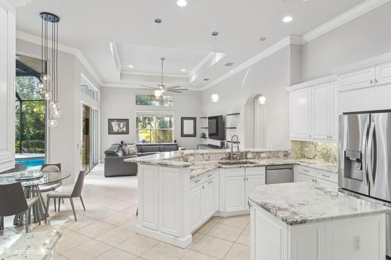 27_8825BallyBunionRd_94002_FamilyRoomKit