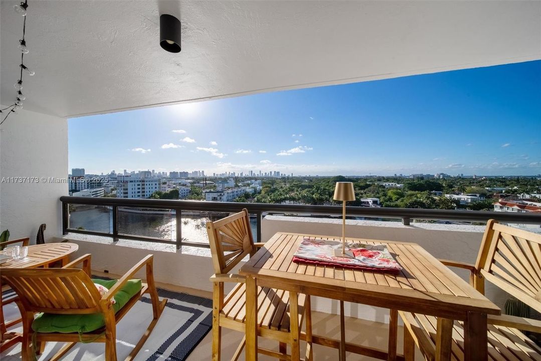 For Sale: $749,900 (2 beds, 2 baths, 890 Square Feet)