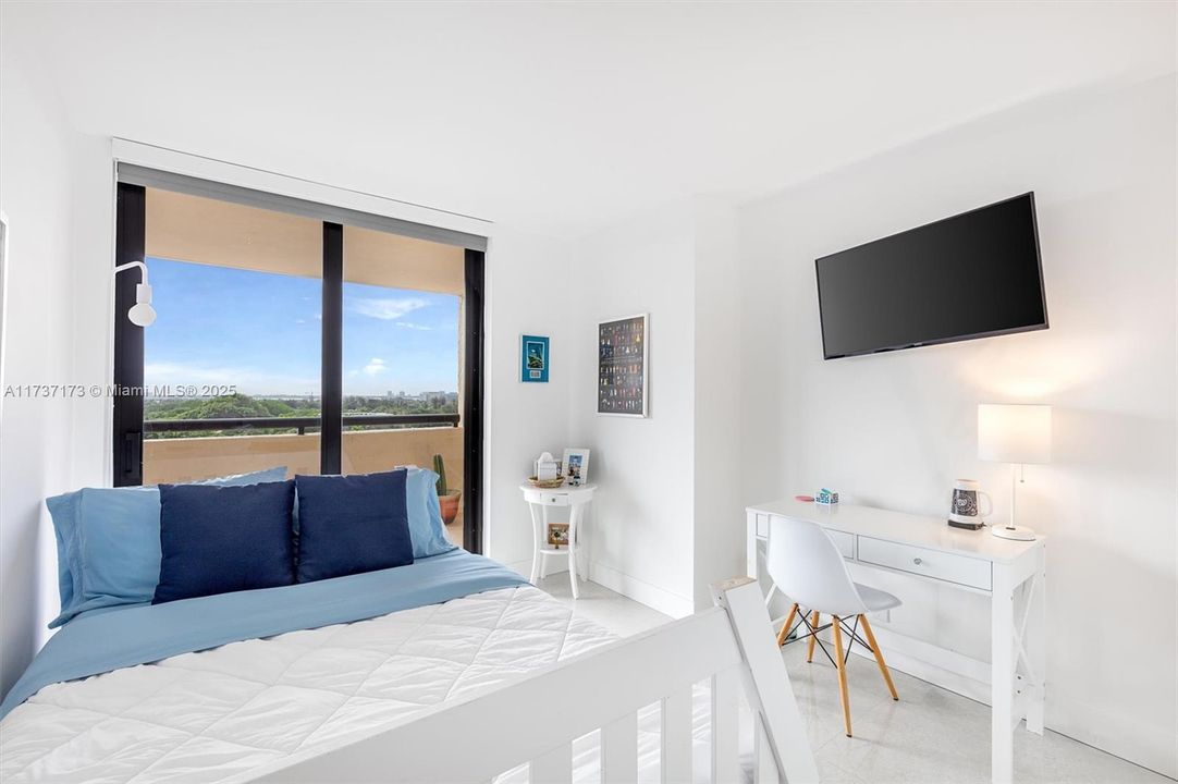 For Sale: $749,900 (2 beds, 2 baths, 890 Square Feet)