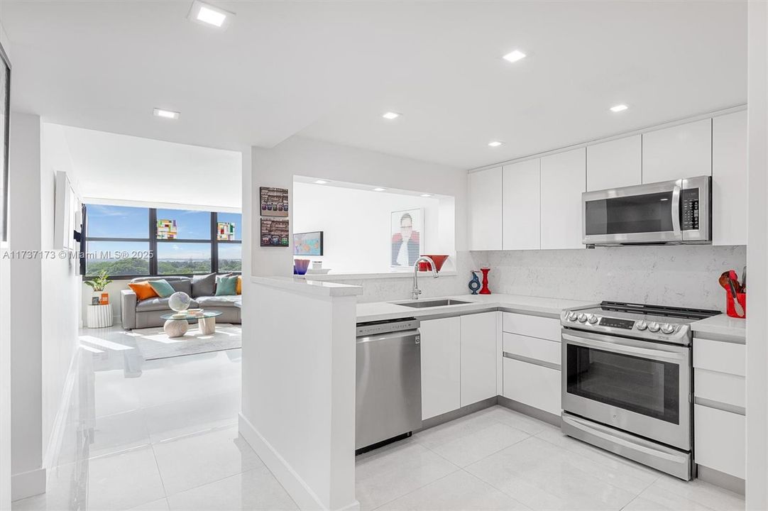 For Sale: $749,900 (2 beds, 2 baths, 890 Square Feet)