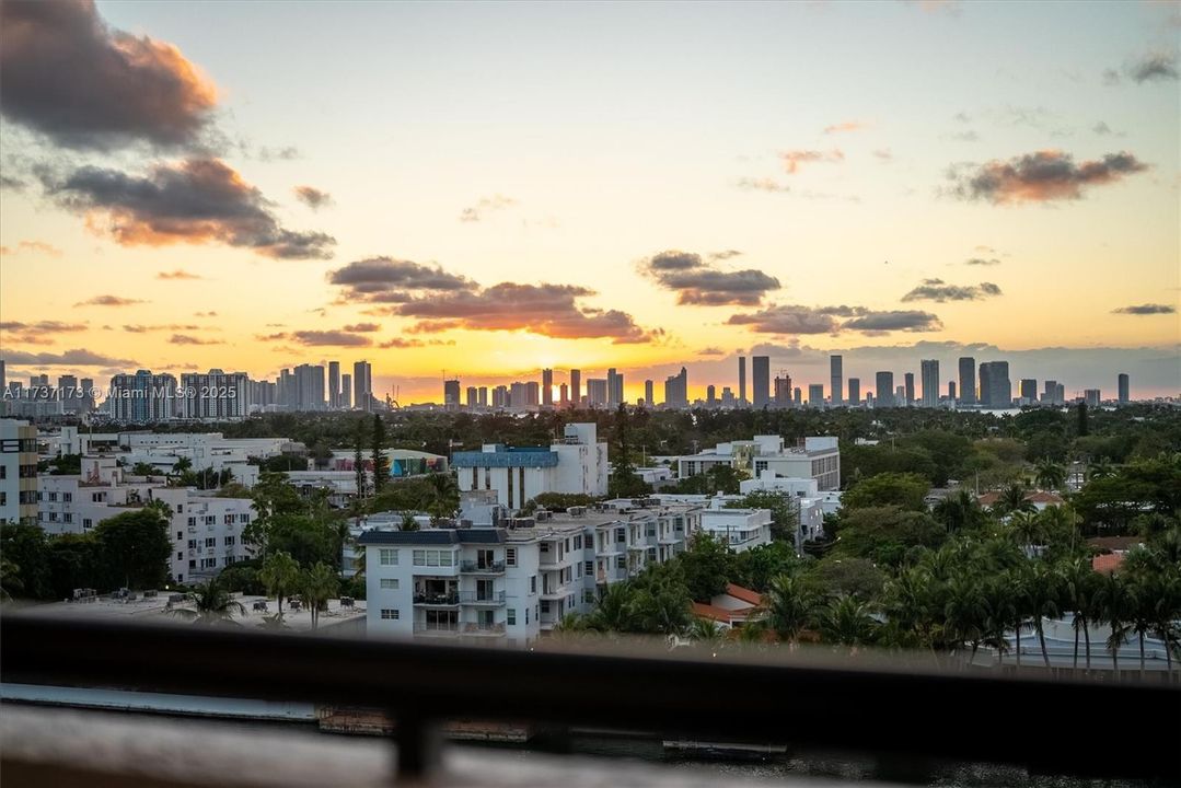 For Sale: $749,900 (2 beds, 2 baths, 890 Square Feet)