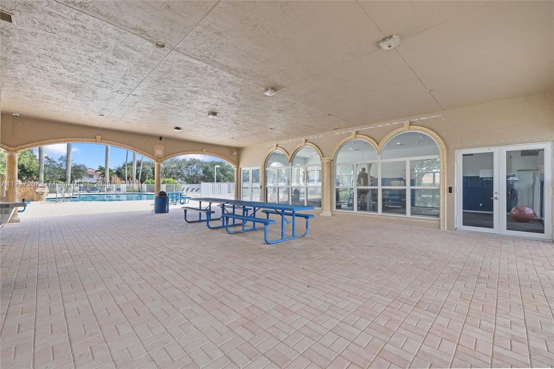 Recientemente alquilado: $4,200 (4 camas, 2 baños, 2208 Pies cuadrados)