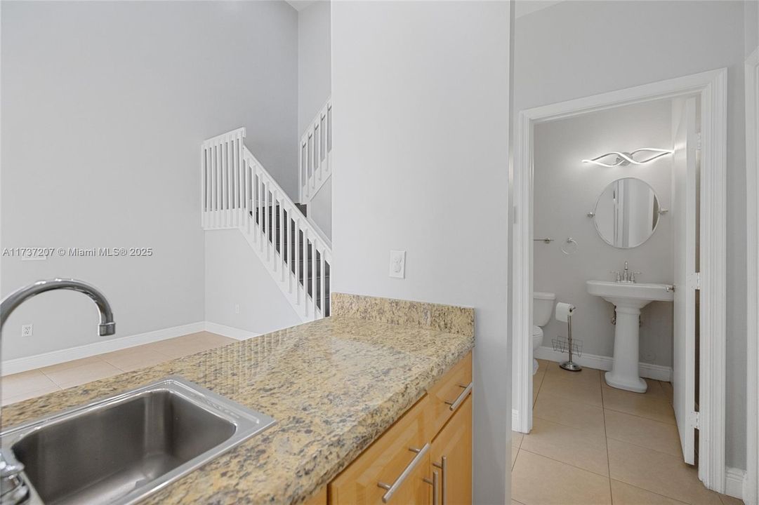 Recientemente alquilado: $4,200 (4 camas, 2 baños, 2208 Pies cuadrados)