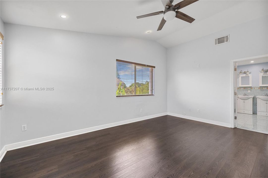 Recientemente alquilado: $4,200 (4 camas, 2 baños, 2208 Pies cuadrados)