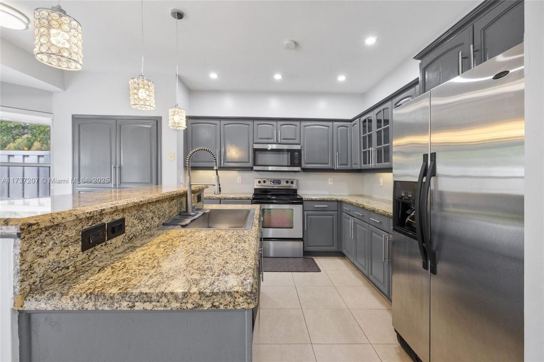 Recientemente alquilado: $4,200 (4 camas, 2 baños, 2208 Pies cuadrados)