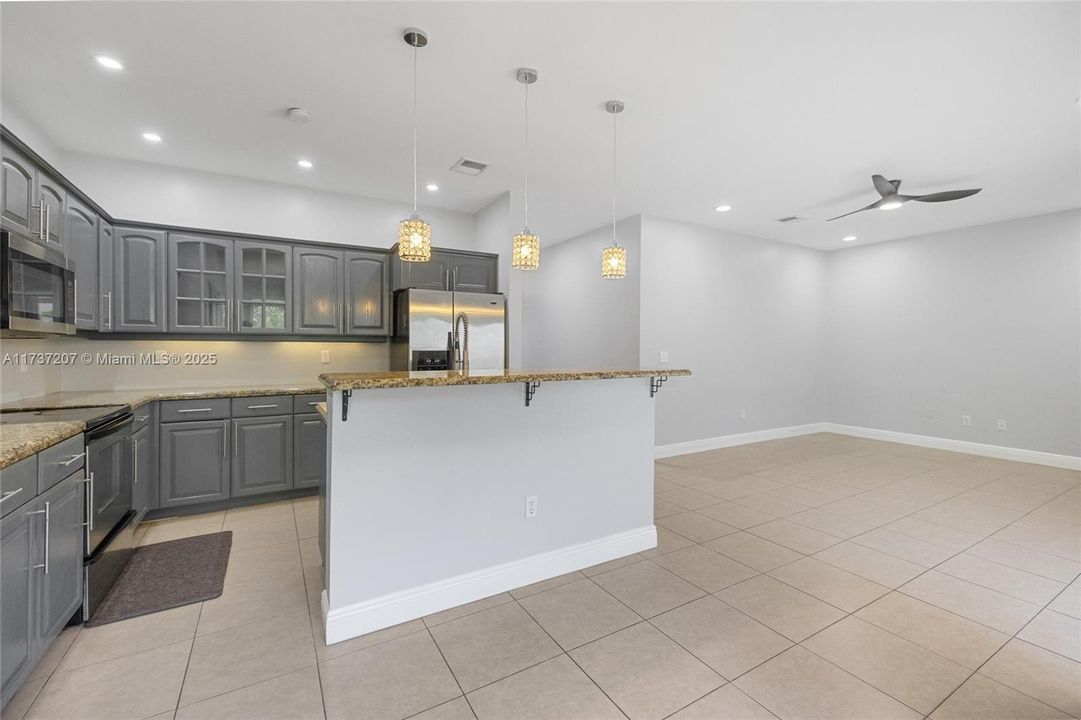 Recientemente alquilado: $4,200 (4 camas, 2 baños, 2208 Pies cuadrados)