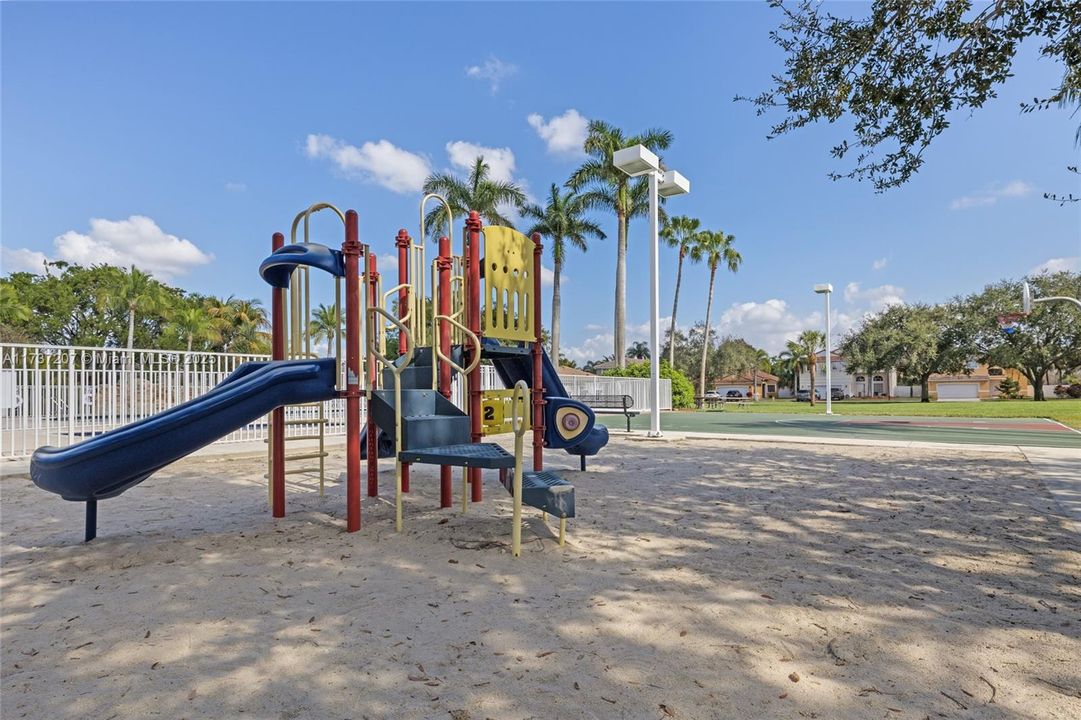 Recientemente alquilado: $4,200 (4 camas, 2 baños, 2208 Pies cuadrados)