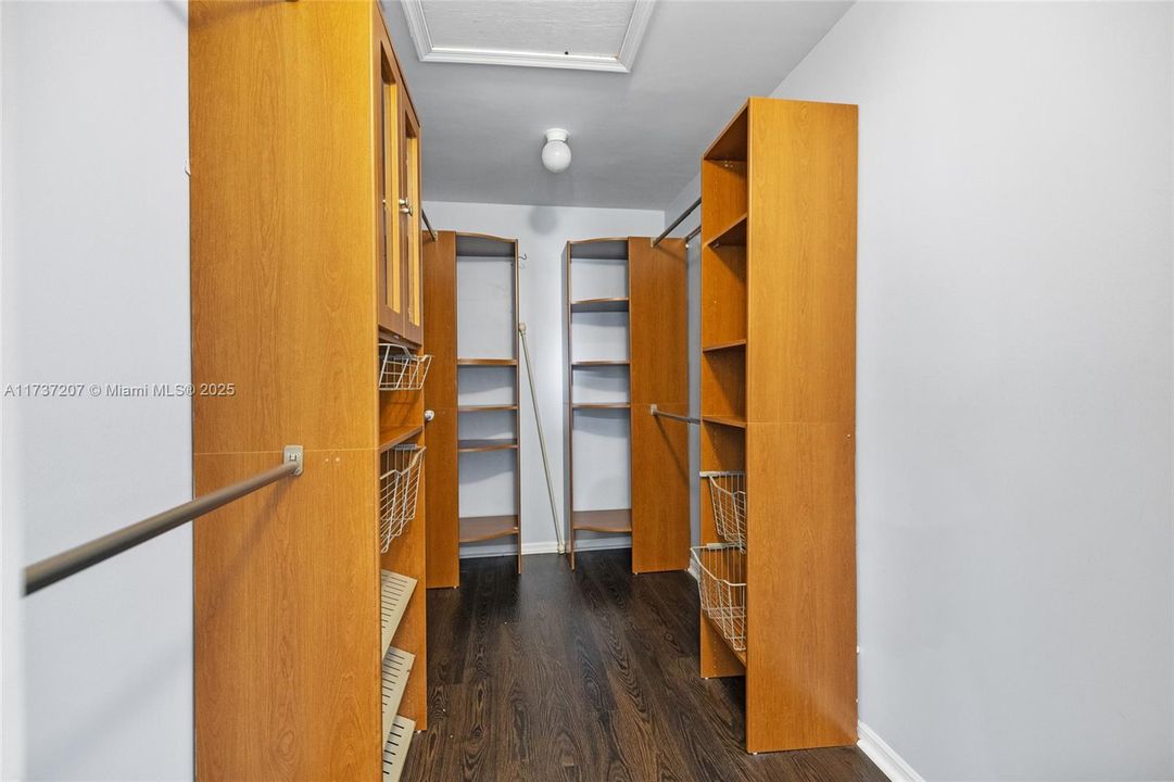 Recientemente alquilado: $4,200 (4 camas, 2 baños, 2208 Pies cuadrados)