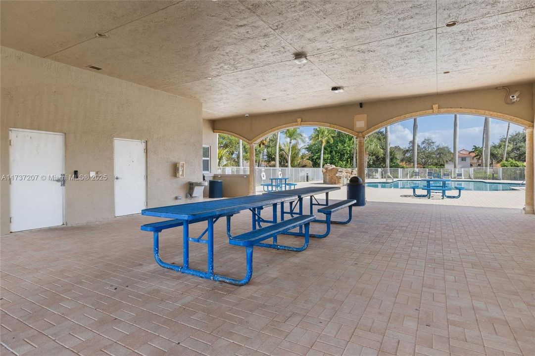 Recientemente alquilado: $4,200 (4 camas, 2 baños, 2208 Pies cuadrados)