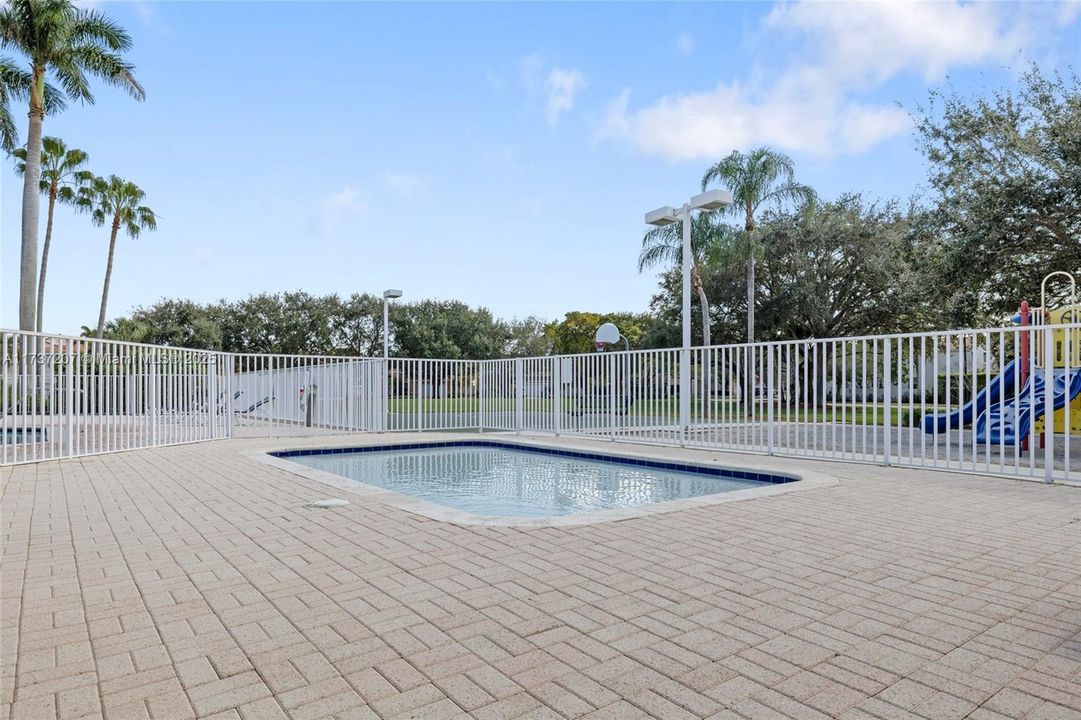 Recientemente alquilado: $4,200 (4 camas, 2 baños, 2208 Pies cuadrados)