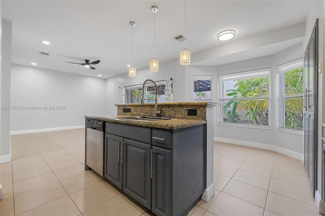 Recientemente alquilado: $4,200 (4 camas, 2 baños, 2208 Pies cuadrados)