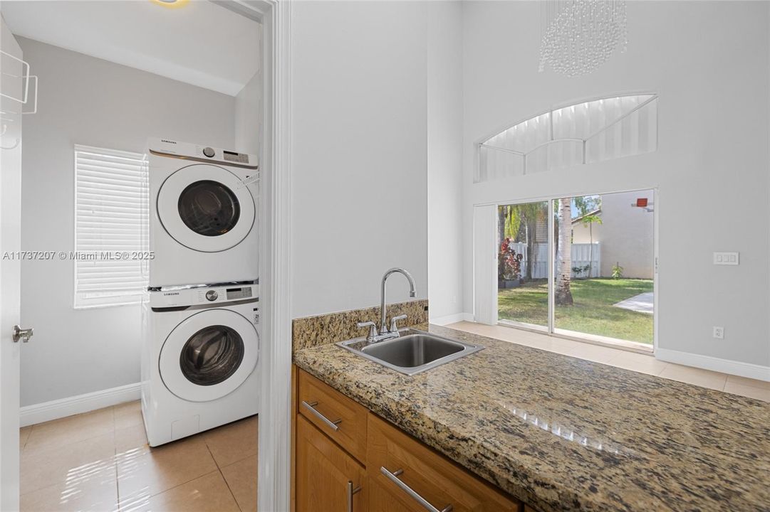 Recientemente alquilado: $4,200 (4 camas, 2 baños, 2208 Pies cuadrados)