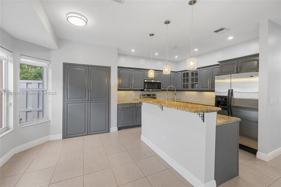 Recientemente alquilado: $4,200 (4 camas, 2 baños, 2208 Pies cuadrados)