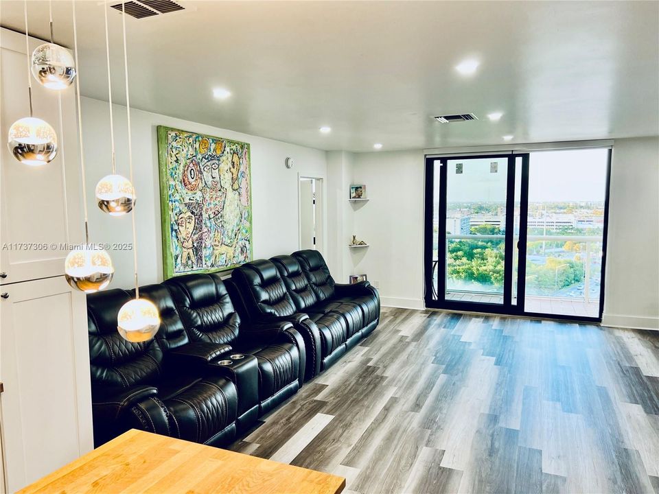 待售: $318,000 (2 贝兹, 2 浴室, 1180 平方英尺)