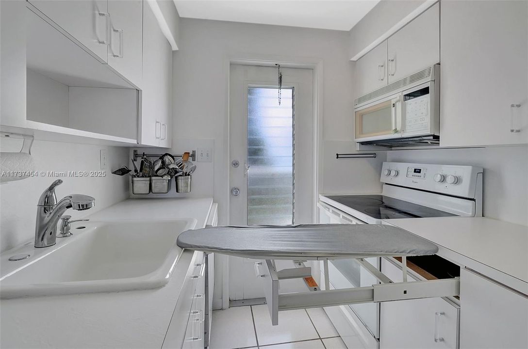 Vendido Recientemente: $320,000 (2 camas, 2 baños, 750 Pies cuadrados)