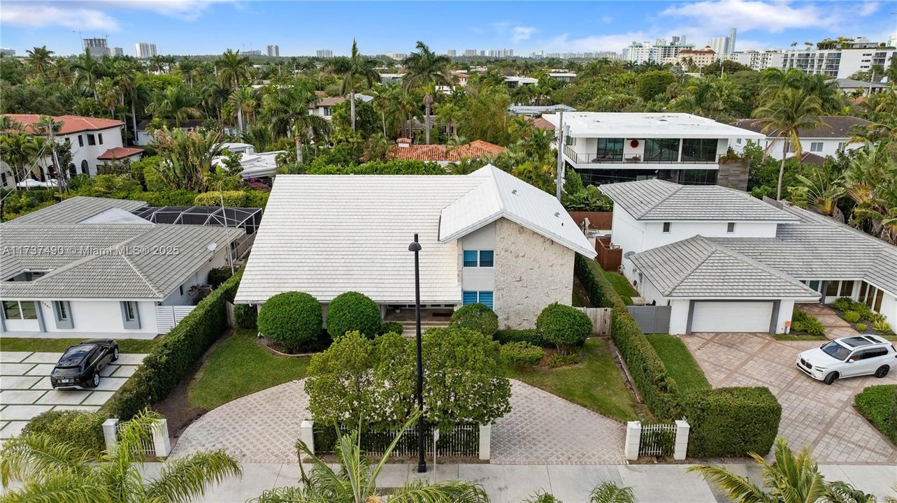 For Sale: $4,725,000 (5 beds, 5 baths, 5009 Square Feet)