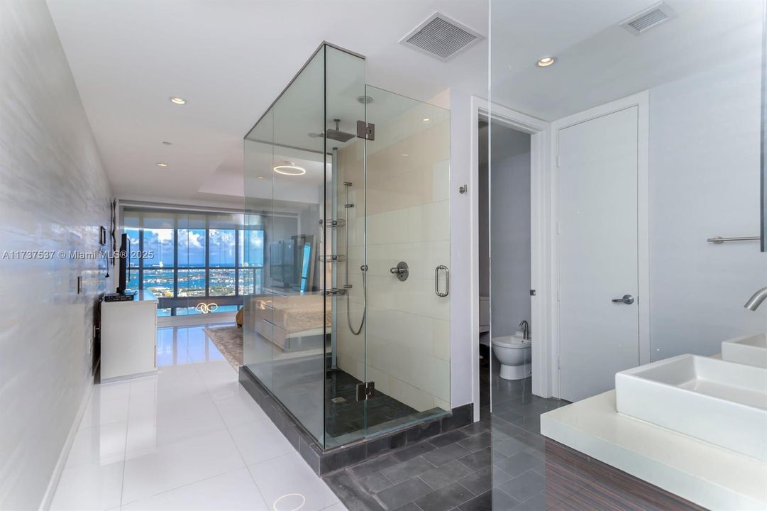 Recently Sold: $1,200,000 (1 beds, 2 baths, 1675 Square Feet)