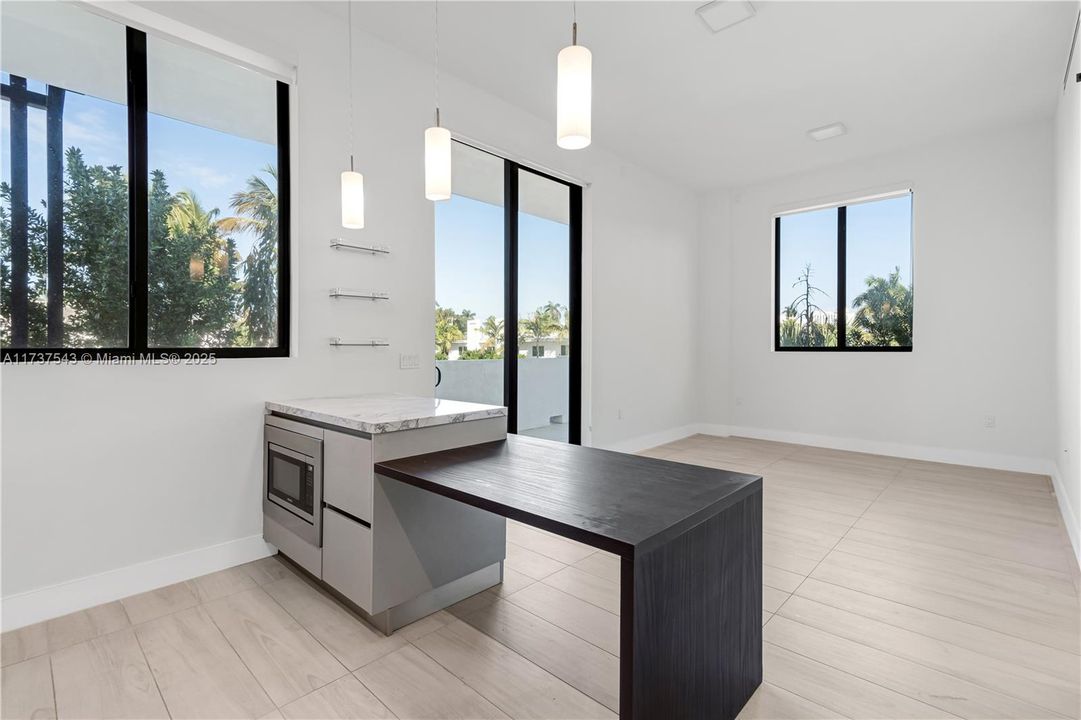 Vendido Recientemente: $1,250,000 (2 camas, 2 baños, 1101 Pies cuadrados)