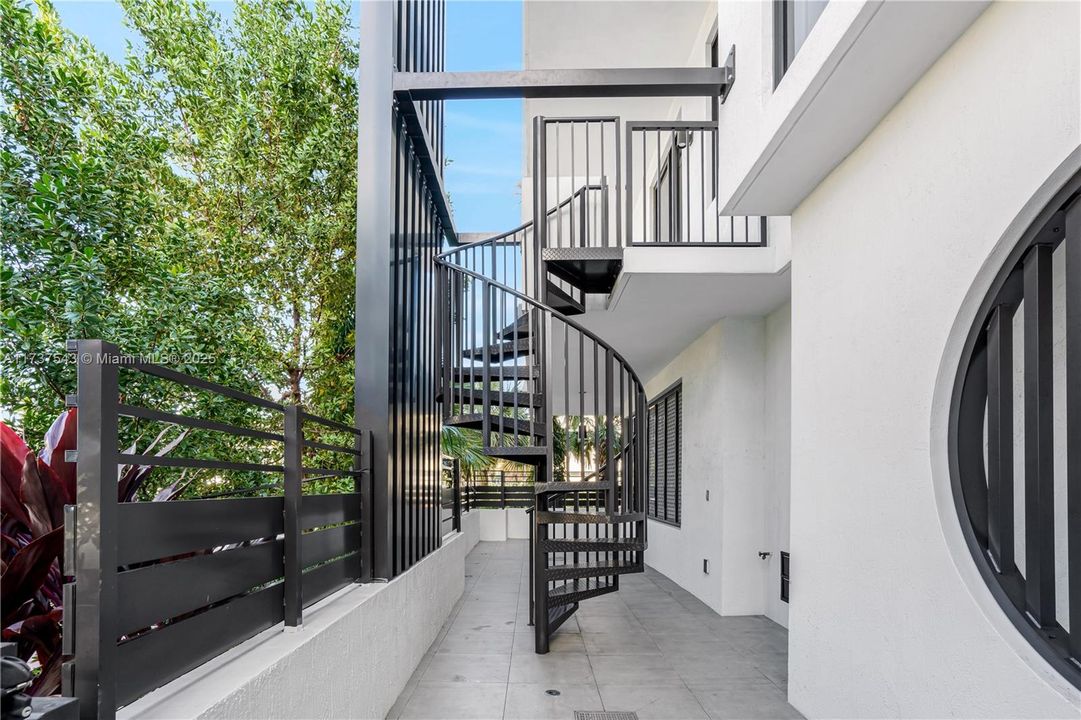 Vendido Recientemente: $1,250,000 (2 camas, 2 baños, 1101 Pies cuadrados)