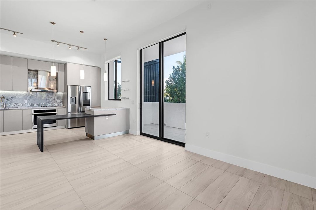 Vendido Recientemente: $1,250,000 (2 camas, 2 baños, 1101 Pies cuadrados)