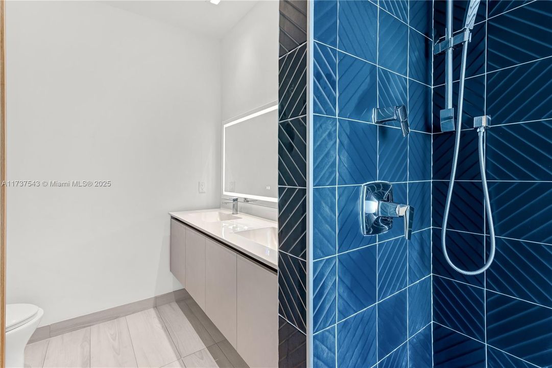 Vendido Recientemente: $1,250,000 (2 camas, 2 baños, 1101 Pies cuadrados)