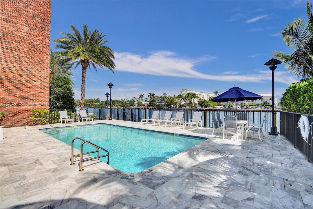 En Venta: $1,699,000 (3 camas, 2 baños, 1750 Pies cuadrados)