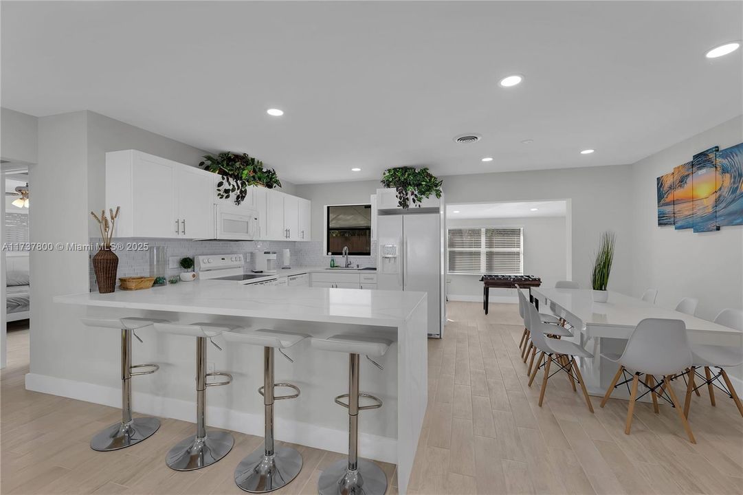 合同活跃: $4,000 (3 贝兹, 2 浴室, 1430 平方英尺)