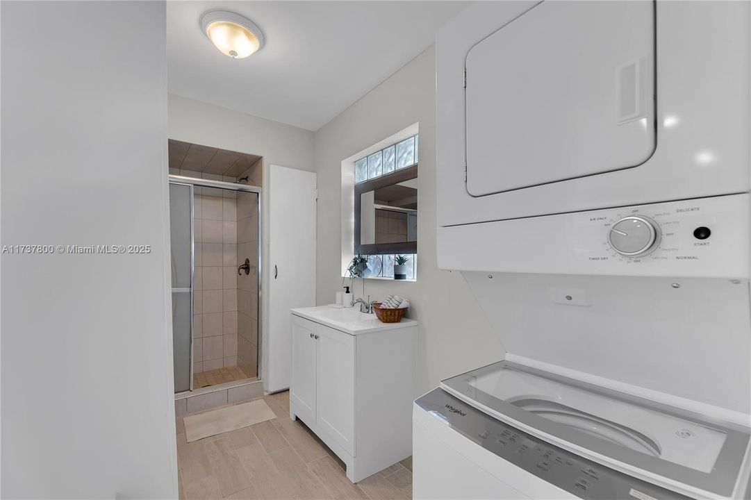 合同活跃: $4,000 (3 贝兹, 2 浴室, 1430 平方英尺)