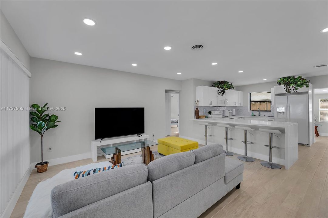 合同活跃: $4,000 (3 贝兹, 2 浴室, 1430 平方英尺)