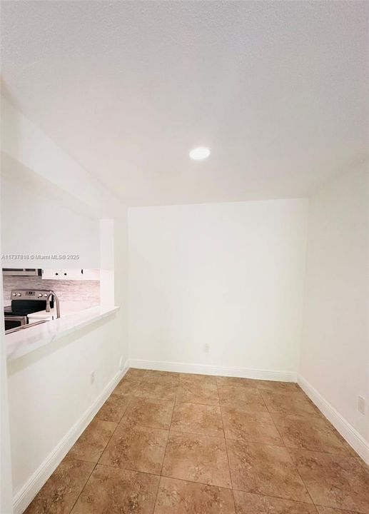 For Sale: $195,000 (1 beds, 1 baths, 813 Square Feet)