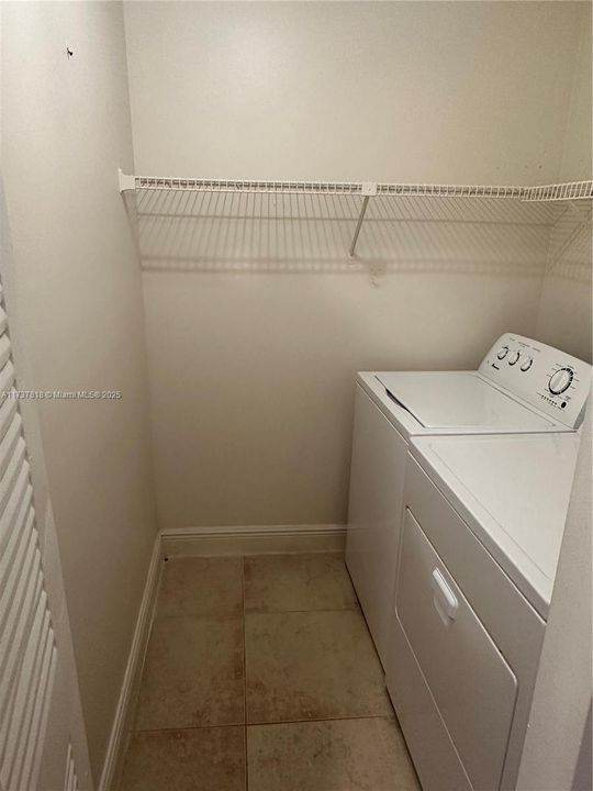 For Sale: $195,000 (1 beds, 1 baths, 813 Square Feet)