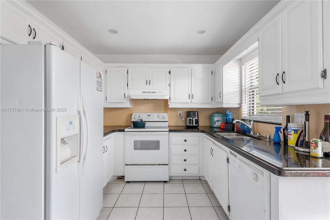 待售: $190,000 (2 贝兹, 2 浴室, 890 平方英尺)