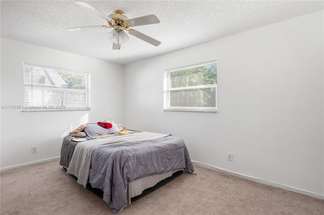 待售: $190,000 (2 贝兹, 2 浴室, 890 平方英尺)