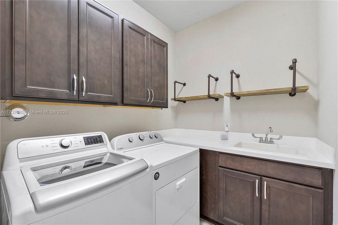 Vendido Recientemente: $548,500 (3 camas, 2 baños, 1911 Pies cuadrados)