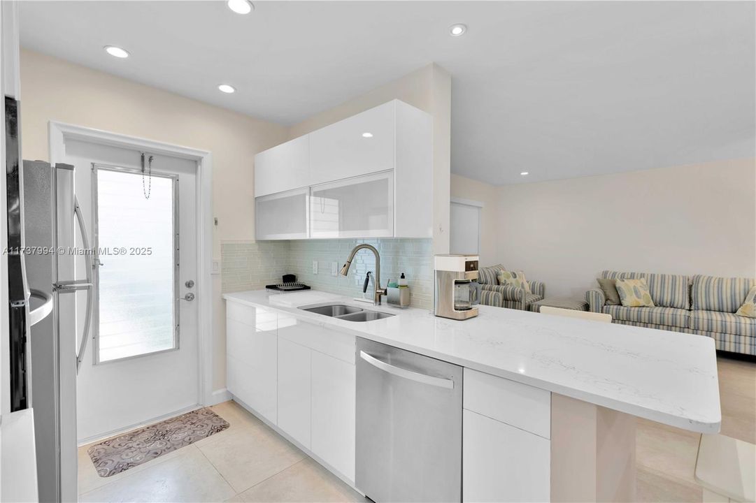 For Sale: $290,000 (1 beds, 1 baths, 734 Square Feet)