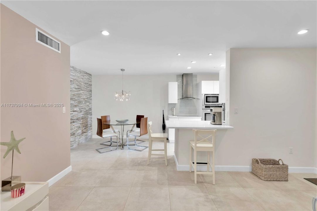 For Sale: $290,000 (1 beds, 1 baths, 734 Square Feet)