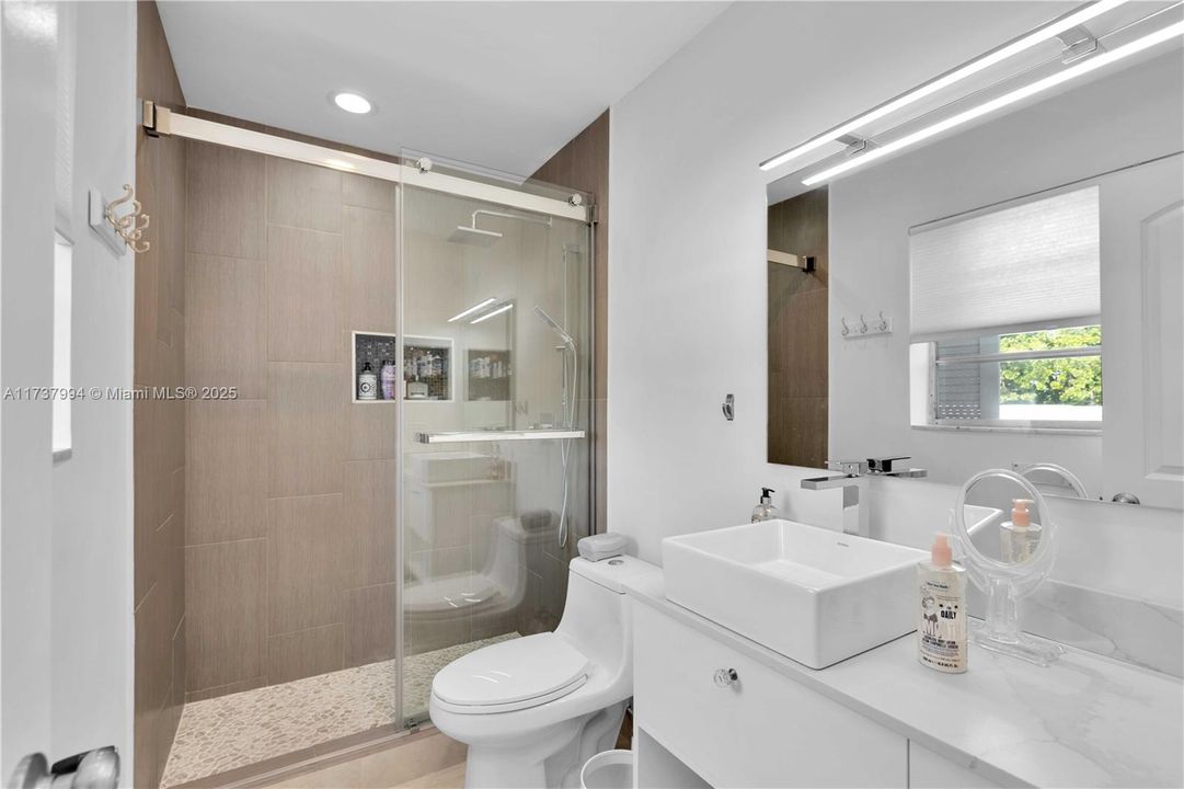 For Sale: $290,000 (1 beds, 1 baths, 734 Square Feet)