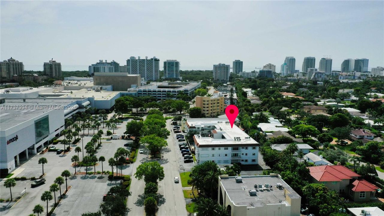 For Sale: $290,000 (1 beds, 1 baths, 734 Square Feet)