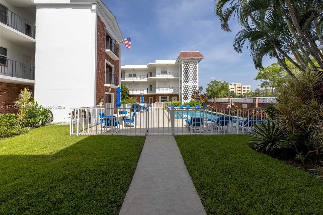 For Sale: $290,000 (1 beds, 1 baths, 734 Square Feet)