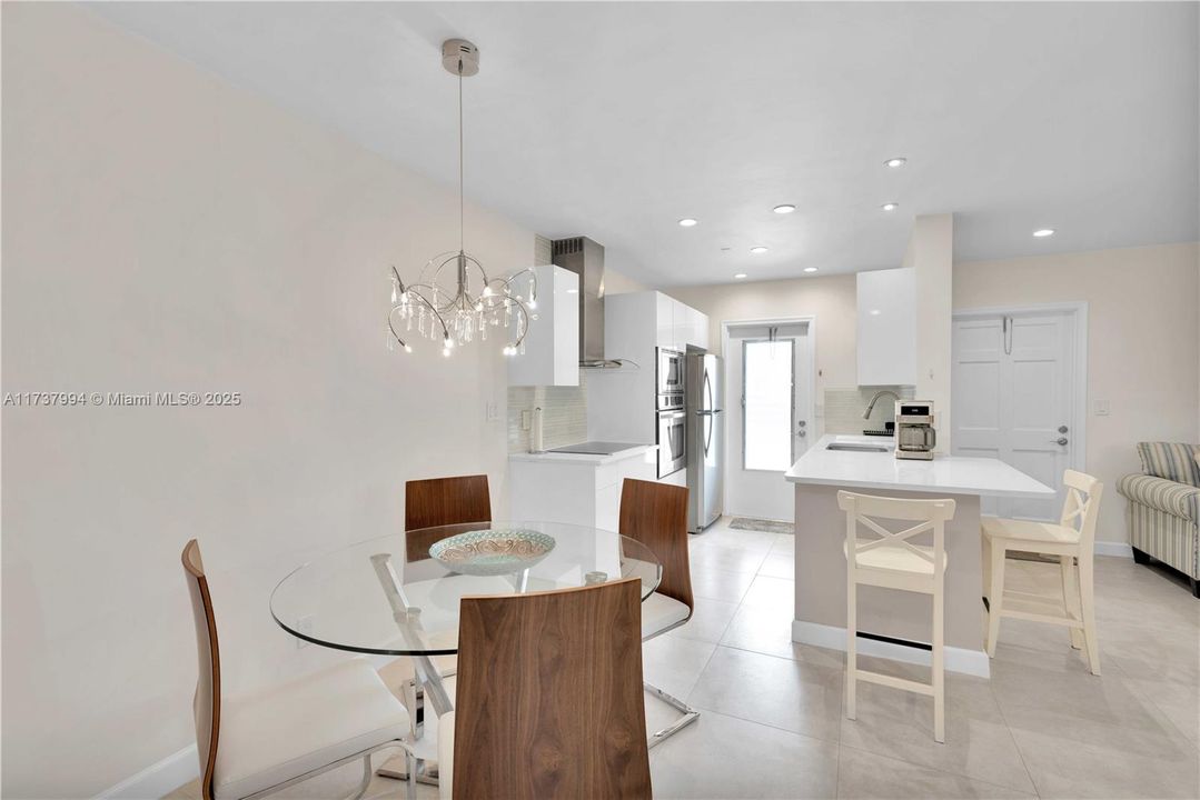 For Sale: $290,000 (1 beds, 1 baths, 734 Square Feet)