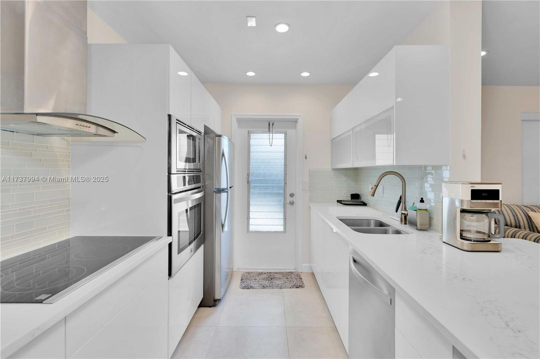 For Sale: $290,000 (1 beds, 1 baths, 734 Square Feet)