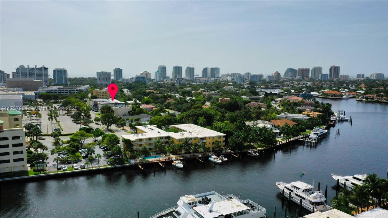 For Sale: $290,000 (1 beds, 1 baths, 734 Square Feet)