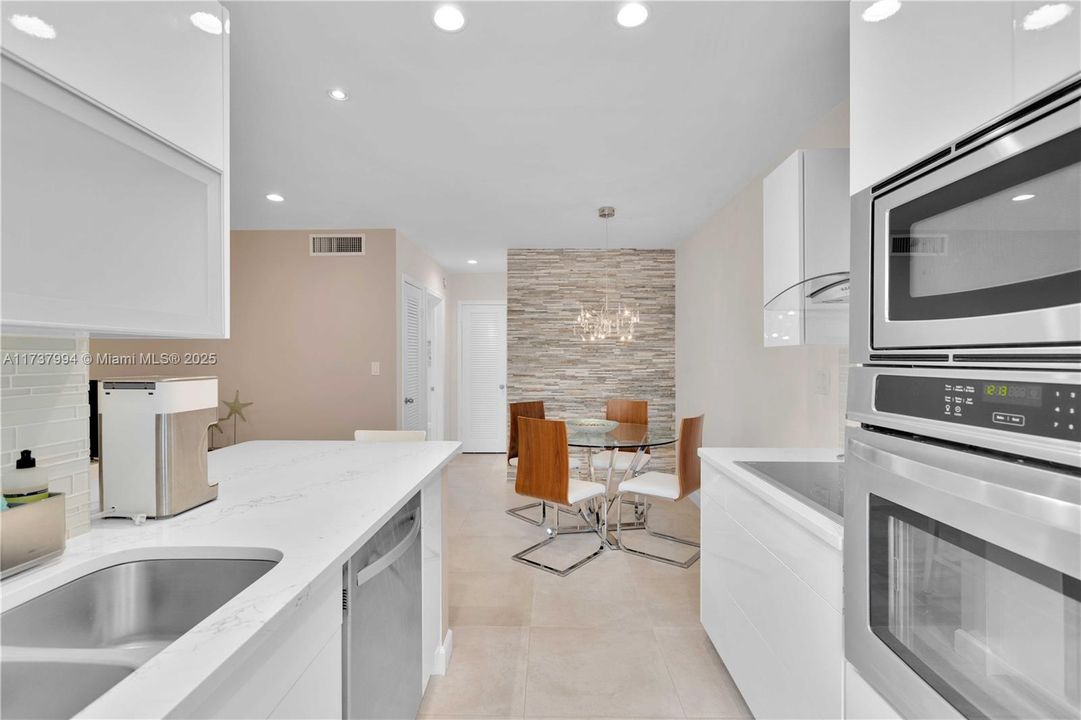 For Sale: $290,000 (1 beds, 1 baths, 734 Square Feet)