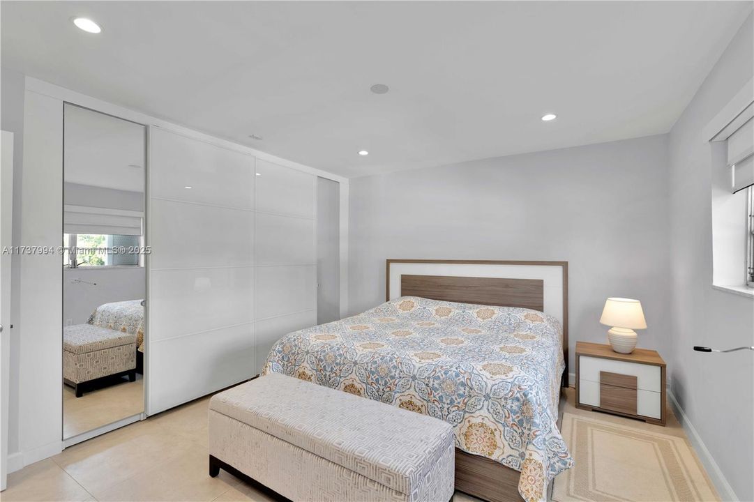 For Sale: $290,000 (1 beds, 1 baths, 734 Square Feet)