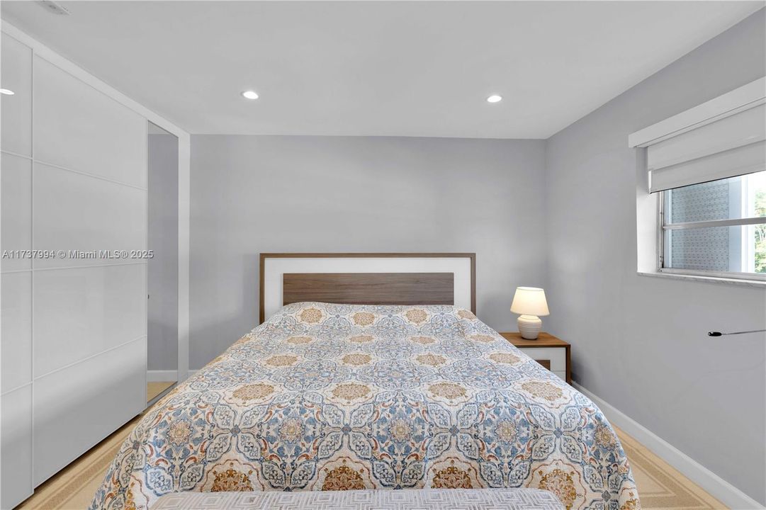 For Sale: $290,000 (1 beds, 1 baths, 734 Square Feet)