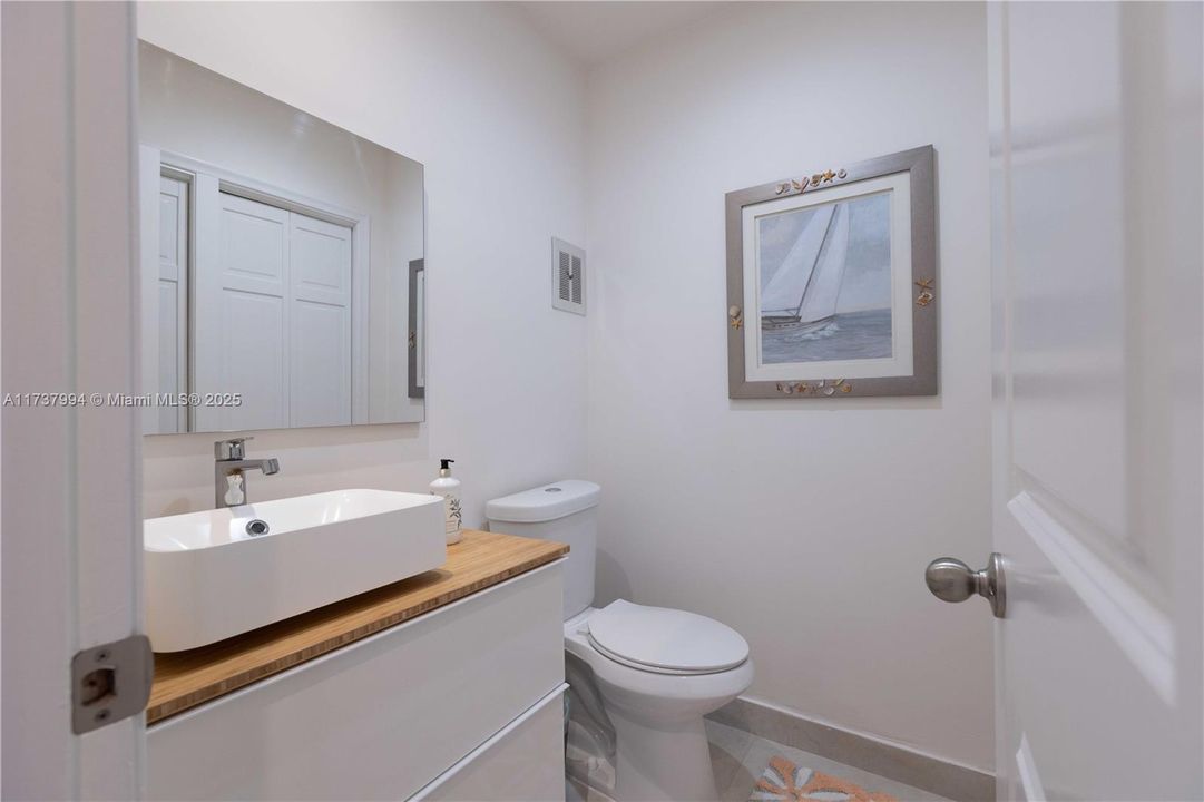 For Sale: $290,000 (1 beds, 1 baths, 734 Square Feet)