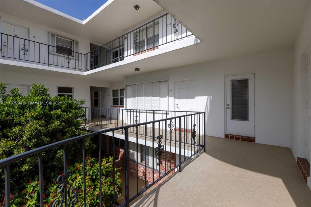 For Sale: $290,000 (1 beds, 1 baths, 734 Square Feet)