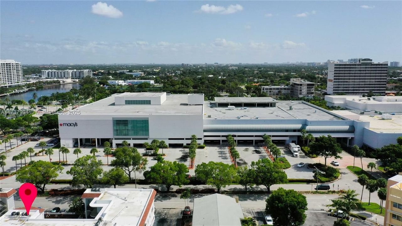 For Sale: $290,000 (1 beds, 1 baths, 734 Square Feet)