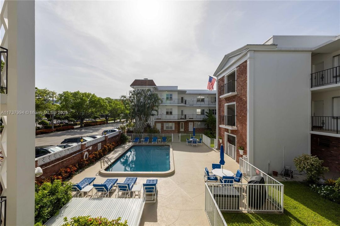 For Sale: $290,000 (1 beds, 1 baths, 734 Square Feet)