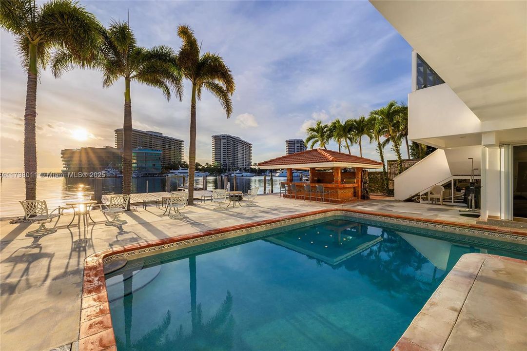 Vendido Recientemente: $10,250,000 (9 camas, 11 baños, 7335 Pies cuadrados)